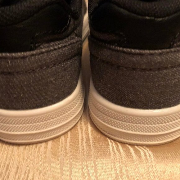 Youth size 12 Levi’s sneakers - Picture 2 of 5